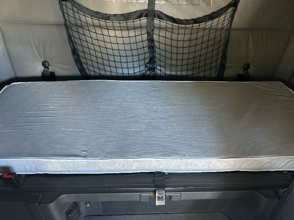 Sleeper Tractor-Heavy Duty Tractors-Freightliner-2022-T12664ST-Brooklyn Park-MN-492,472\n\t\tmiles-$ 69,250 - Image 17