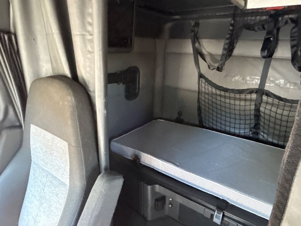 Sleeper Tractor-Heavy Duty Tractors-Freightliner-2022-T12664ST-Brooklyn Park-MN-492,472\n\t\tmiles-$ 69,250 - Image 18