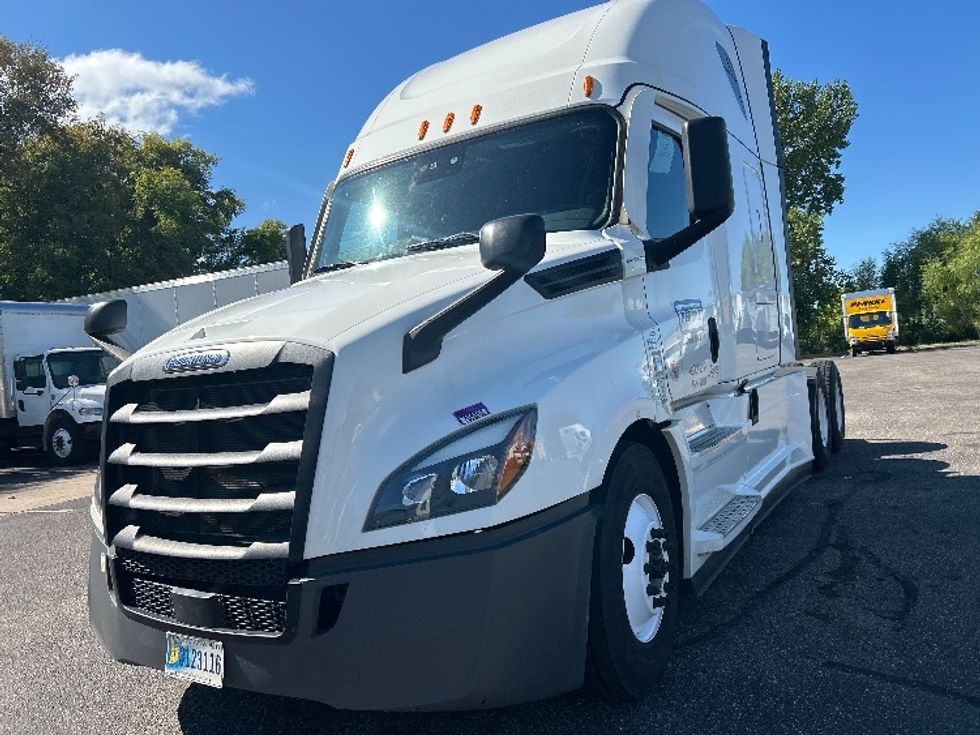 Sleeper Tractor-Heavy Duty Tractors-Freightliner-2022-T12664ST-Brooklyn Park-MN-492,472\n\t\tmiles-$ 69,250 - Image 3