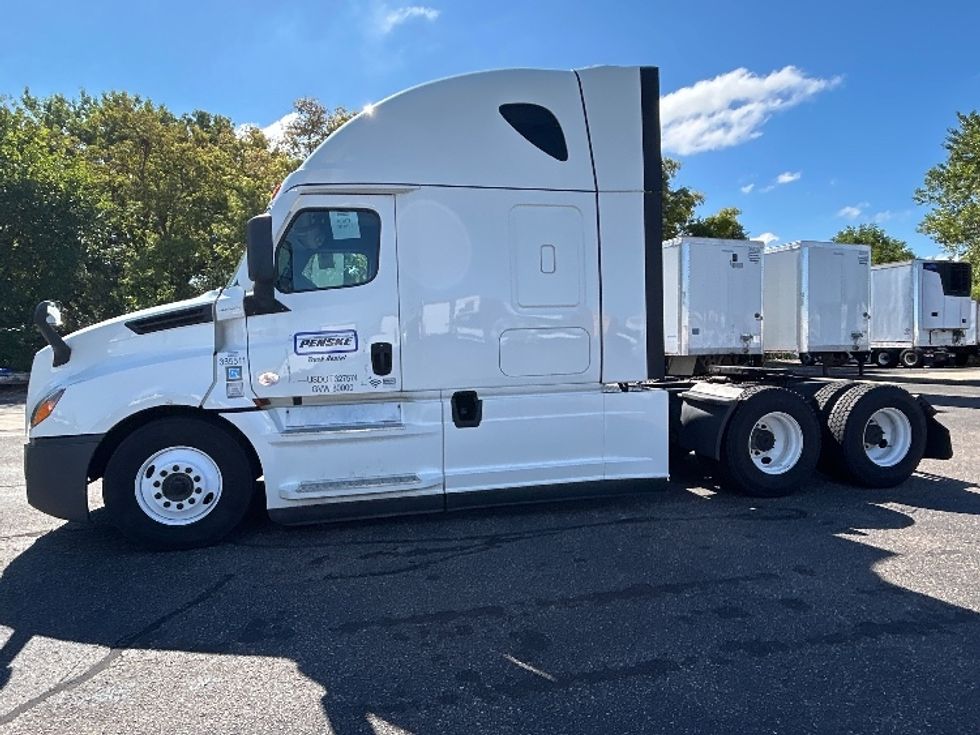 Sleeper Tractor-Heavy Duty Tractors-Freightliner-2022-T12664ST-Brooklyn Park-MN-492,472\n\t\tmiles-$ 69,250 - Image 4