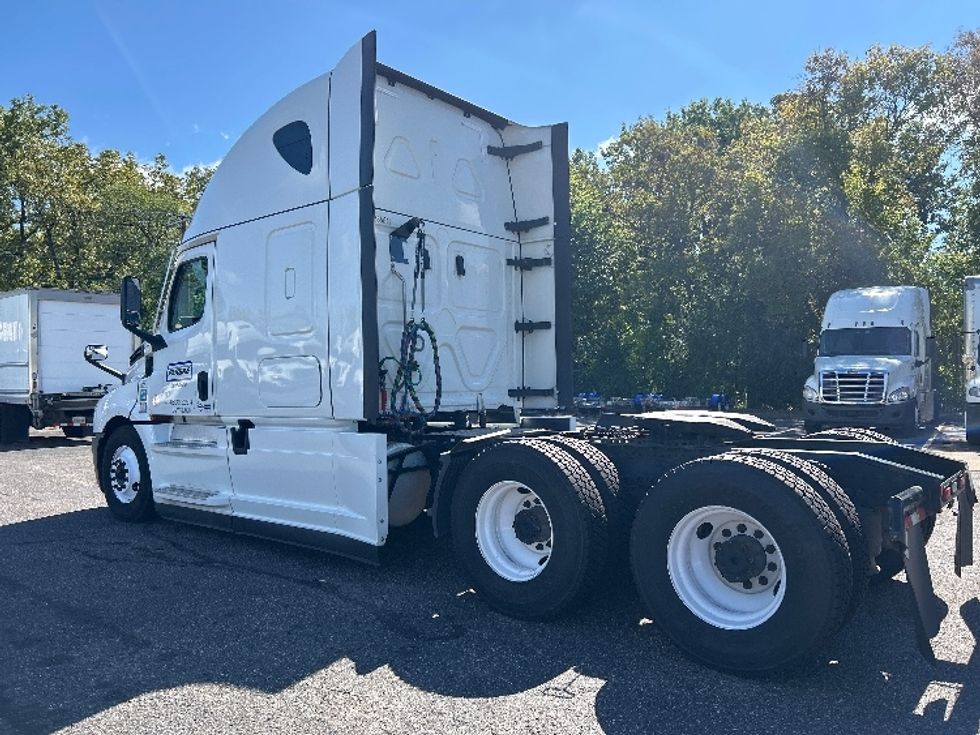 Sleeper Tractor-Heavy Duty Tractors-Freightliner-2022-T12664ST-Brooklyn Park-MN-492,472\n\t\tmiles-$ 69,250 - Image 5