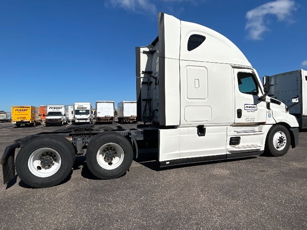 Sleeper Tractor-Heavy Duty Tractors-Freightliner-2022-T12664ST-Brooklyn Park-MN-492,472\n\t\tmiles-$ 69,250 - Image 8