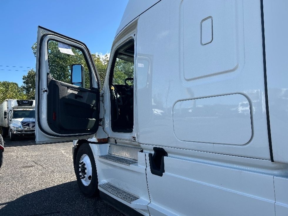 Sleeper Tractor-Heavy Duty Tractors-Freightliner-2022-T12664ST-Brooklyn Park-MN-492,472\n\t\tmiles-$ 69,250 - Image 9