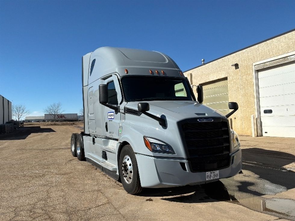 Sleeper Tractor-Heavy Duty Tractors-Freightliner-2022-T12664ST-Brooklyn Park-MN-505,568\n\t\tmiles-$ 64,750 - Image 1
