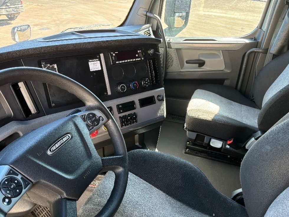 Sleeper Tractor-Heavy Duty Tractors-Freightliner-2022-T12664ST-Brooklyn Park-MN-505,568\n\t\tmiles-$ 64,750 - Image 10
