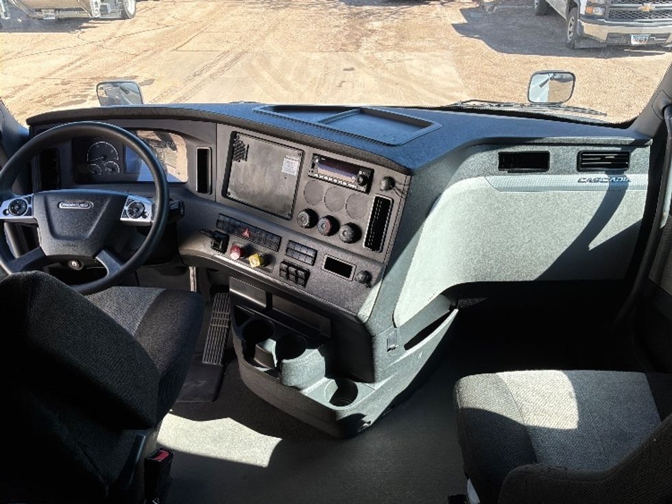 Sleeper Tractor-Heavy Duty Tractors-Freightliner-2022-T12664ST-Brooklyn Park-MN-505,568\n\t\tmiles-$ 64,750 - Image 12