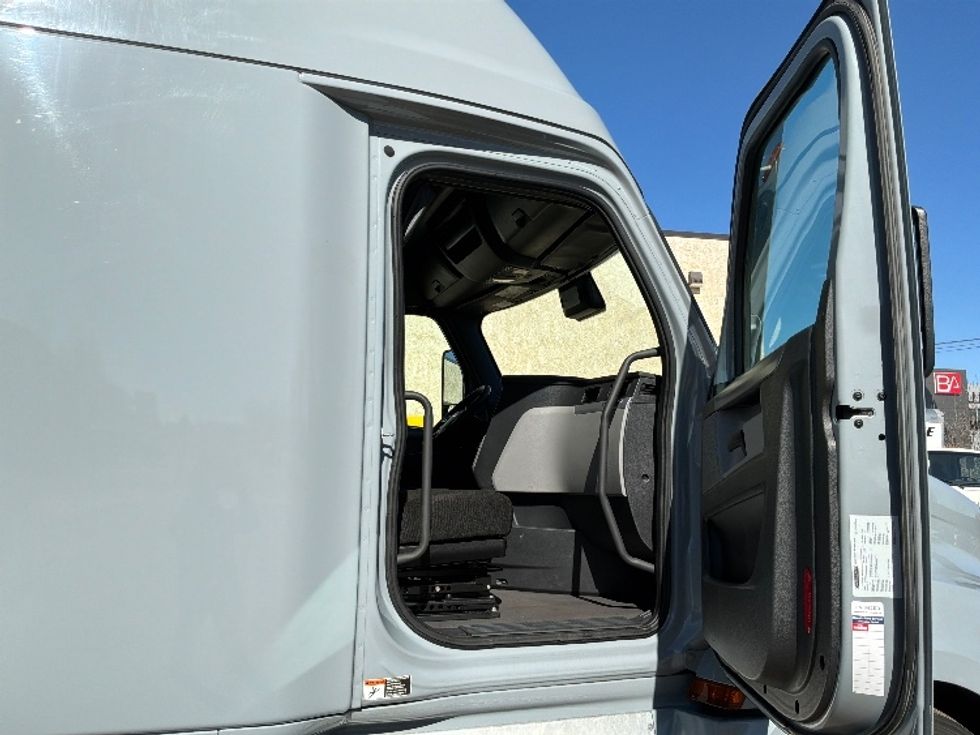 Sleeper Tractor-Heavy Duty Tractors-Freightliner-2022-T12664ST-Brooklyn Park-MN-505,568\n\t\tmiles-$ 64,750 - Image 13