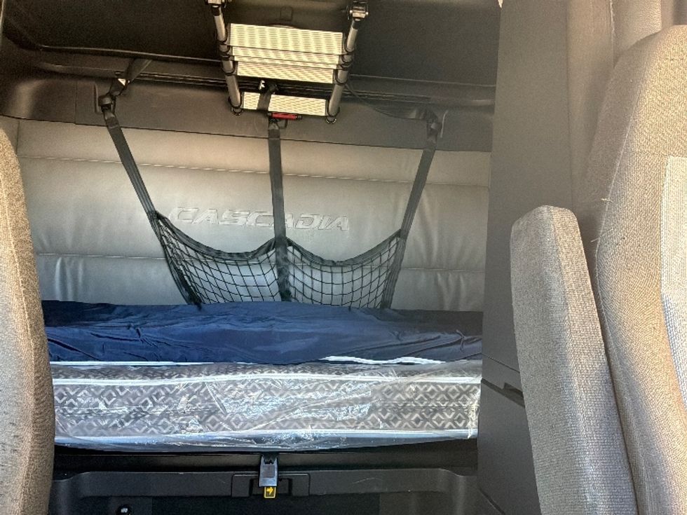 Sleeper Tractor-Heavy Duty Tractors-Freightliner-2022-T12664ST-Brooklyn Park-MN-505,568\n\t\tmiles-$ 64,750 - Image 16