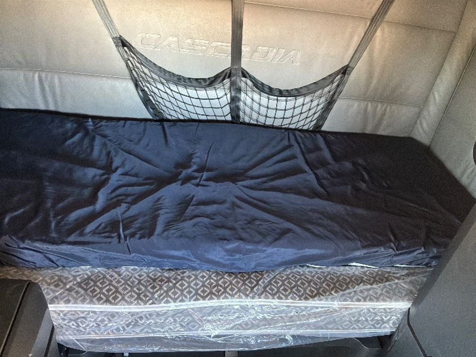 Sleeper Tractor-Heavy Duty Tractors-Freightliner-2022-T12664ST-Brooklyn Park-MN-505,568\n\t\tmiles-$ 64,750 - Image 17