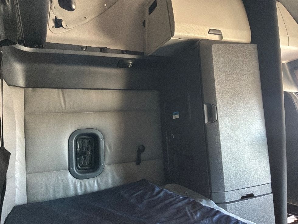 Sleeper Tractor-Heavy Duty Tractors-Freightliner-2022-T12664ST-Brooklyn Park-MN-505,568\n\t\tmiles-$ 64,750 - Image 18