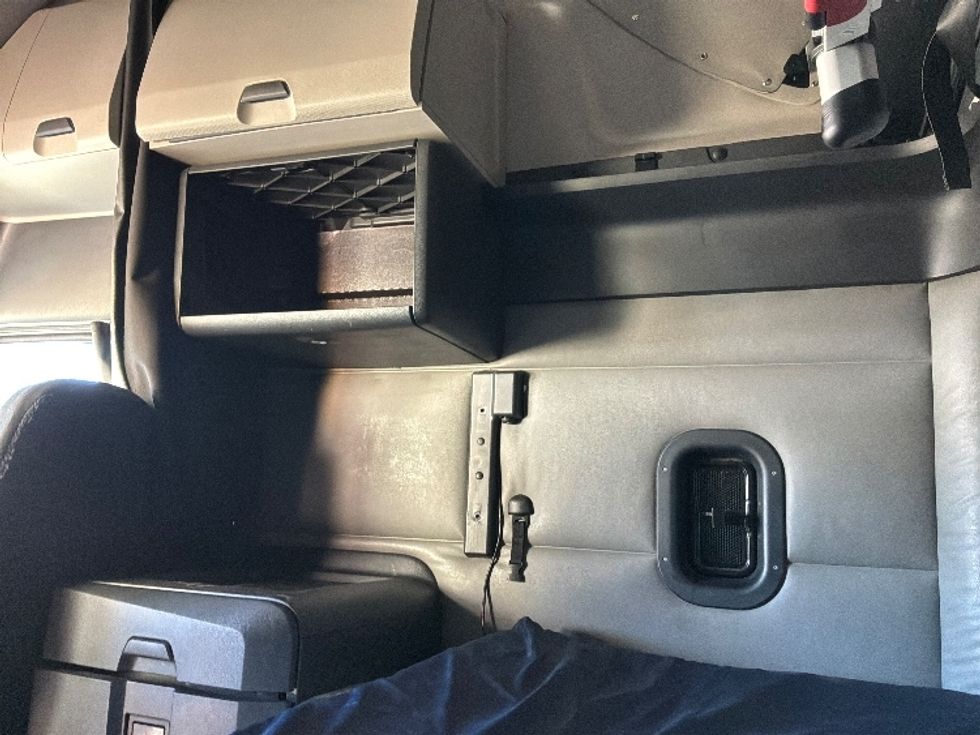 Sleeper Tractor-Heavy Duty Tractors-Freightliner-2022-T12664ST-Brooklyn Park-MN-505,568\n\t\tmiles-$ 64,750 - Image 19