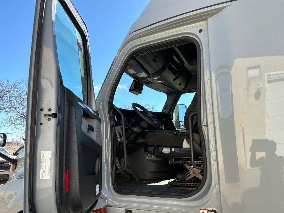 Sleeper Tractor-Heavy Duty Tractors-Freightliner-2022-T12664ST-Brooklyn Park-MN-505,568\n\t\tmiles-$ 64,750 - Image 9