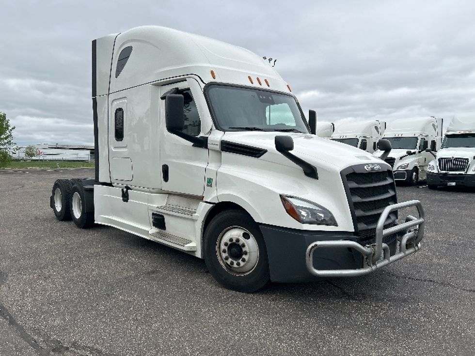 Sleeper Tractor-Heavy Duty Tractors-Freightliner-2022-T12664ST-Brooklyn Park-MN-528,967\n\t\tmiles-$ 67,500 - Image 1