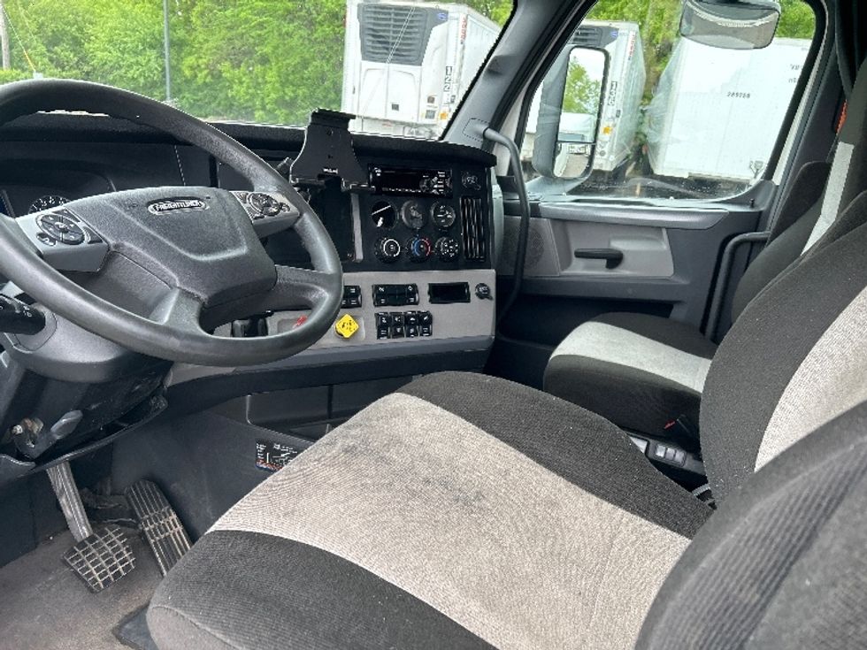 Sleeper Tractor-Heavy Duty Tractors-Freightliner-2022-T12664ST-Brooklyn Park-MN-528,967\n\t\tmiles-$ 67,500 - Image 10