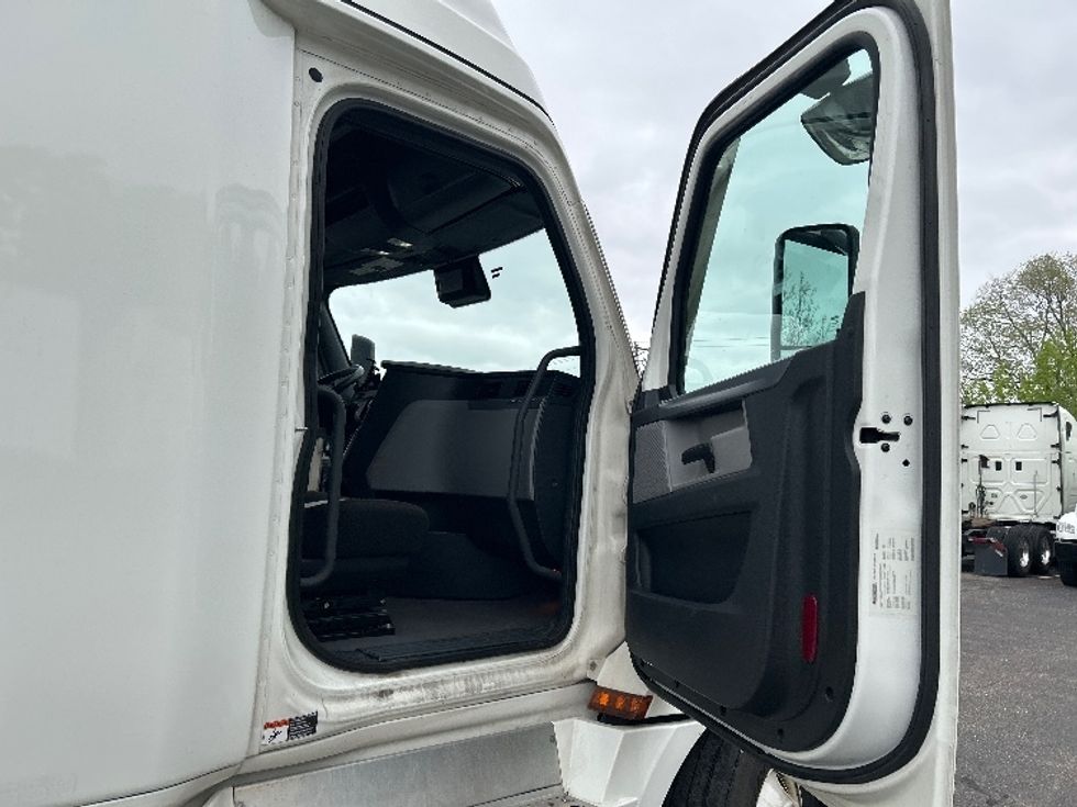 Sleeper Tractor-Heavy Duty Tractors-Freightliner-2022-T12664ST-Brooklyn Park-MN-528,967\n\t\tmiles-$ 67,500 - Image 13