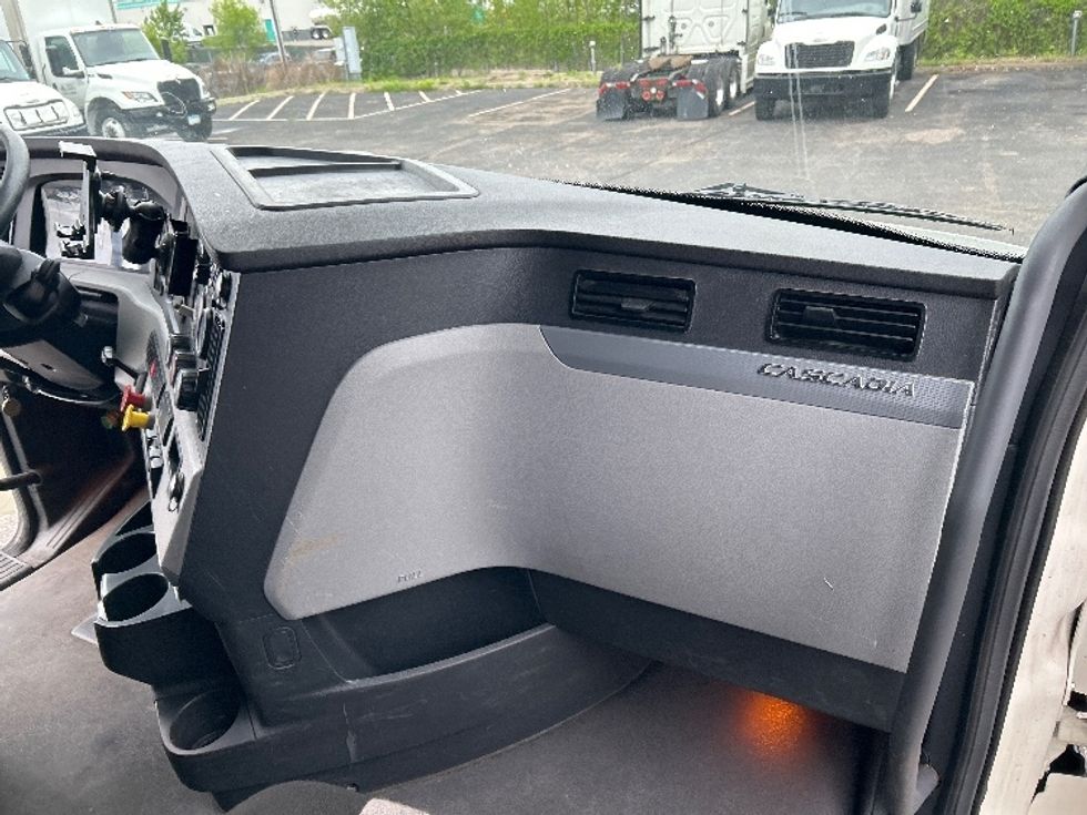 Sleeper Tractor-Heavy Duty Tractors-Freightliner-2022-T12664ST-Brooklyn Park-MN-528,967\n\t\tmiles-$ 67,500 - Image 14