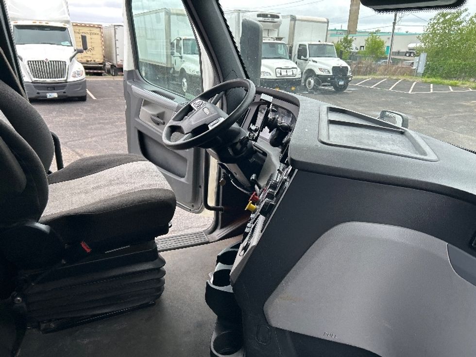 Sleeper Tractor-Heavy Duty Tractors-Freightliner-2022-T12664ST-Brooklyn Park-MN-528,967\n\t\tmiles-$ 67,500 - Image 15