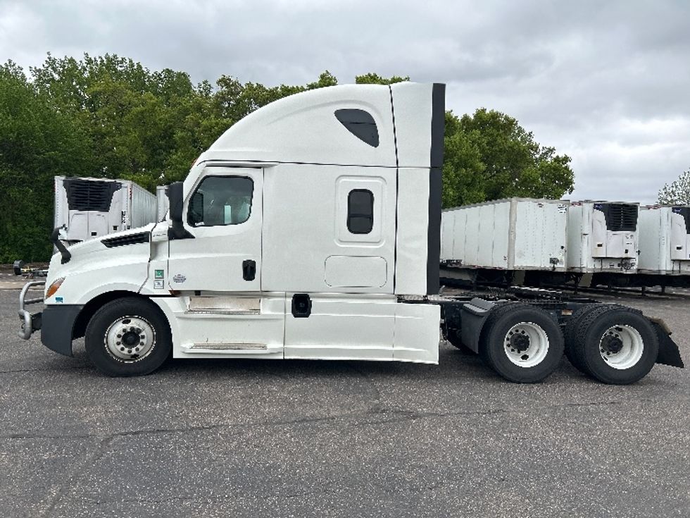 Sleeper Tractor-Heavy Duty Tractors-Freightliner-2022-T12664ST-Brooklyn Park-MN-528,967\n\t\tmiles-$ 67,500 - Image 4