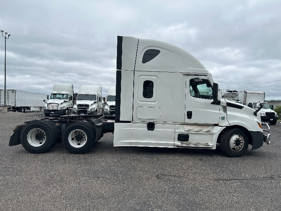 Sleeper Tractor-Heavy Duty Tractors-Freightliner-2022-T12664ST-Brooklyn Park-MN-528,967\n\t\tmiles-$ 67,500 - Image 8
