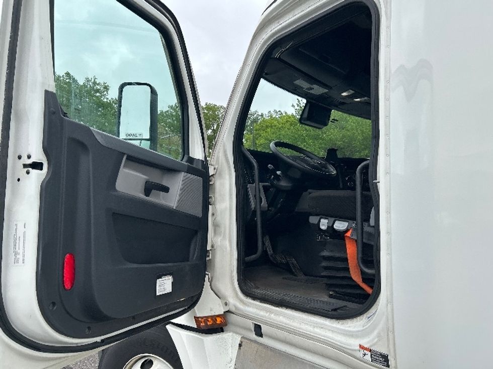 Sleeper Tractor-Heavy Duty Tractors-Freightliner-2022-T12664ST-Brooklyn Park-MN-528,967\n\t\tmiles-$ 67,500 - Image 9