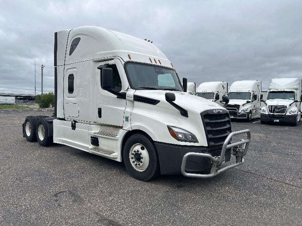 Sleeper Tractor-Heavy Duty Tractors-Freightliner-2022-T12664ST-Brooklyn Park-MN-532,767\n\t\tmiles-$ 67,250 - Image 1