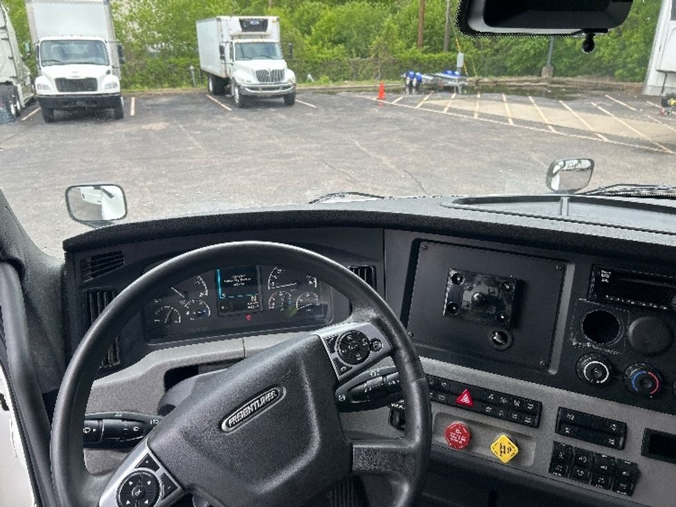 Sleeper Tractor-Heavy Duty Tractors-Freightliner-2022-T12664ST-Brooklyn Park-MN-532,767\n\t\tmiles-$ 67,250 - Image 11