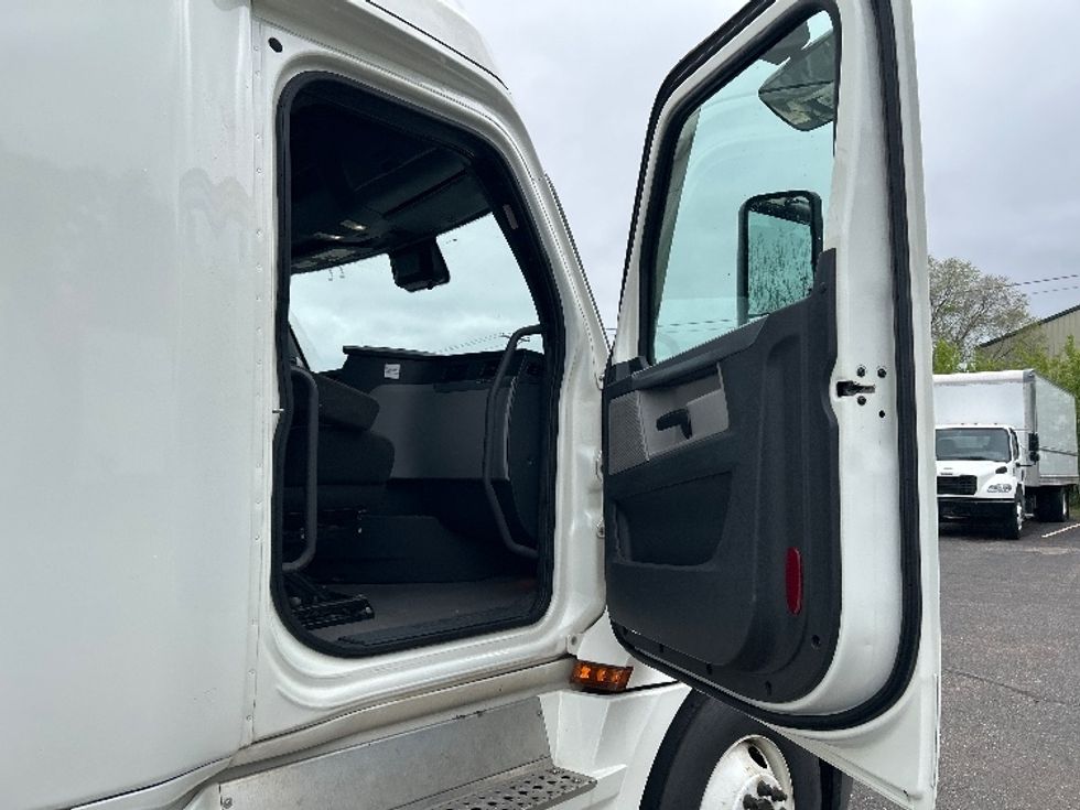 Sleeper Tractor-Heavy Duty Tractors-Freightliner-2022-T12664ST-Brooklyn Park-MN-532,767\n\t\tmiles-$ 67,250 - Image 13
