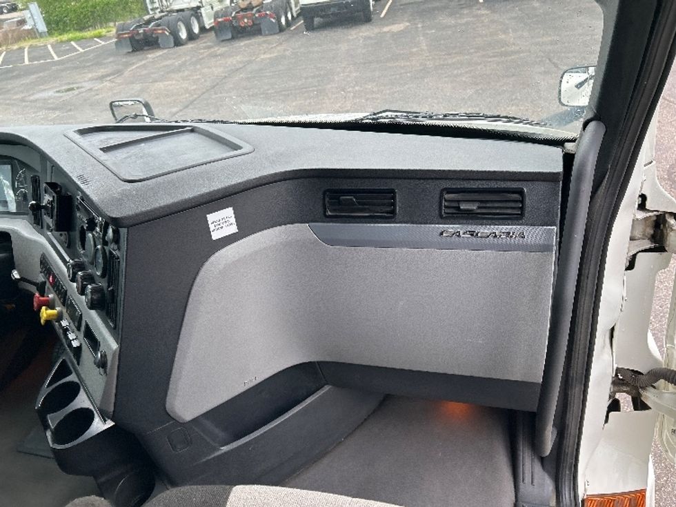 Sleeper Tractor-Heavy Duty Tractors-Freightliner-2022-T12664ST-Brooklyn Park-MN-532,767\n\t\tmiles-$ 67,250 - Image 14