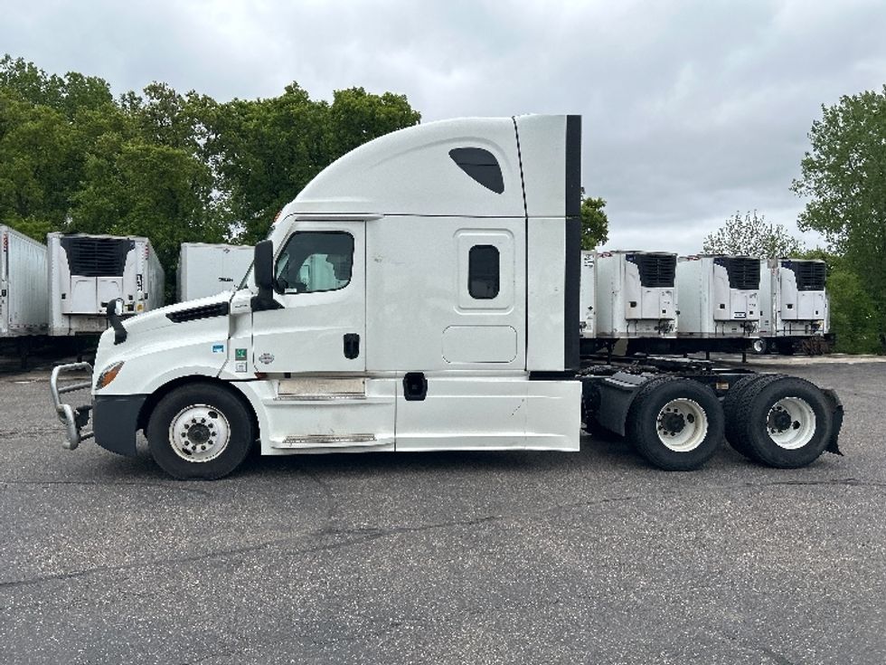 Sleeper Tractor-Heavy Duty Tractors-Freightliner-2022-T12664ST-Brooklyn Park-MN-532,767\n\t\tmiles-$ 67,250 - Image 4
