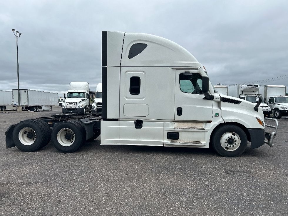 Sleeper Tractor-Heavy Duty Tractors-Freightliner-2022-T12664ST-Brooklyn Park-MN-532,767\n\t\tmiles-$ 67,250 - Image 9