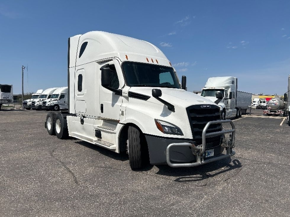 Sleeper Tractor-Heavy Duty Tractors-Freightliner-2022-T12664ST-Brooklyn Park-MN-555,561\n\t\tmiles-$ 60,000 - Image 1