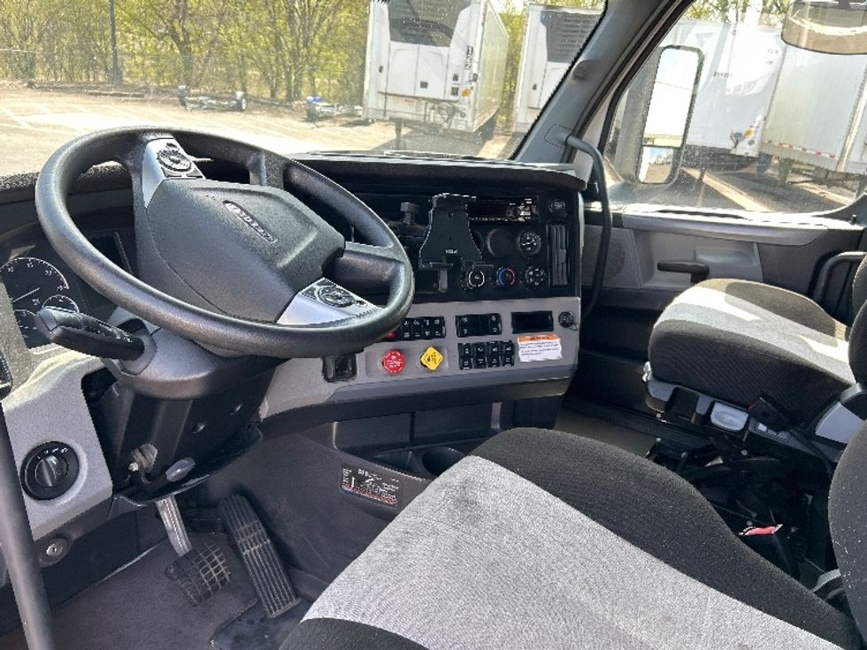 Sleeper Tractor-Heavy Duty Tractors-Freightliner-2022-T12664ST-Brooklyn Park-MN-555,561\n\t\tmiles-$ 60,000 - Image 10