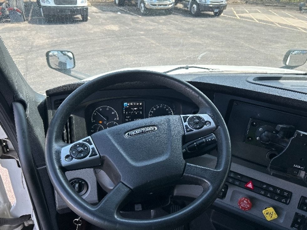 Sleeper Tractor-Heavy Duty Tractors-Freightliner-2022-T12664ST-Brooklyn Park-MN-555,561\n\t\tmiles-$ 60,000 - Image 11
