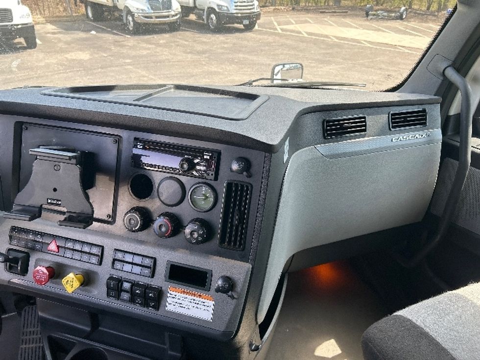 Sleeper Tractor-Heavy Duty Tractors-Freightliner-2022-T12664ST-Brooklyn Park-MN-555,561\n\t\tmiles-$ 60,000 - Image 12