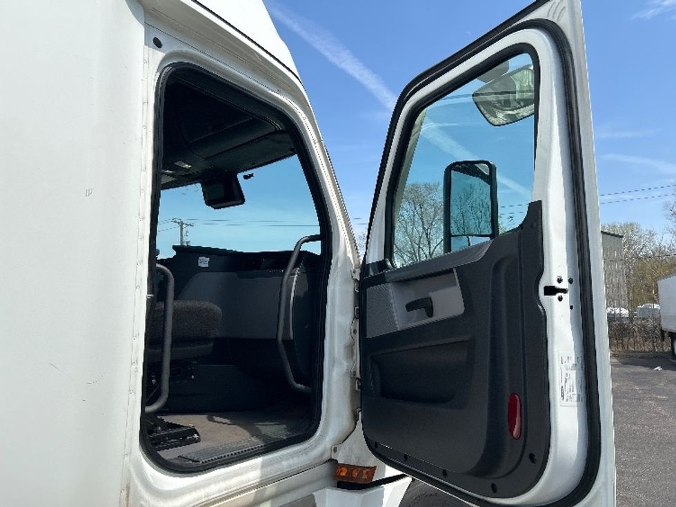 Sleeper Tractor-Heavy Duty Tractors-Freightliner-2022-T12664ST-Brooklyn Park-MN-555,561\n\t\tmiles-$ 60,000 - Image 13