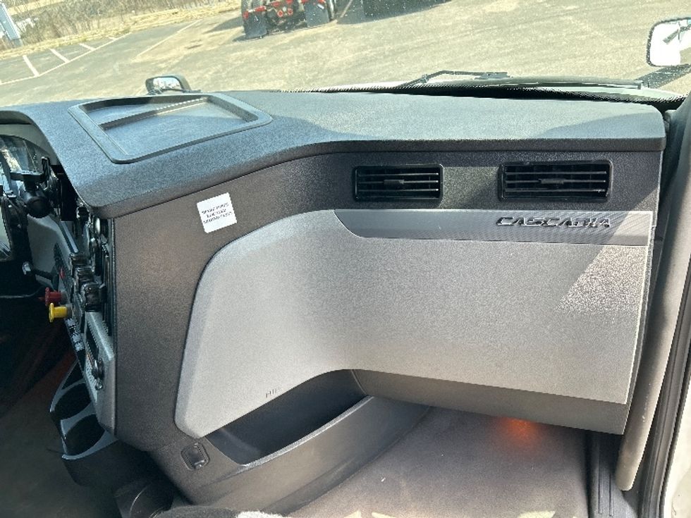 Sleeper Tractor-Heavy Duty Tractors-Freightliner-2022-T12664ST-Brooklyn Park-MN-555,561\n\t\tmiles-$ 60,000 - Image 14