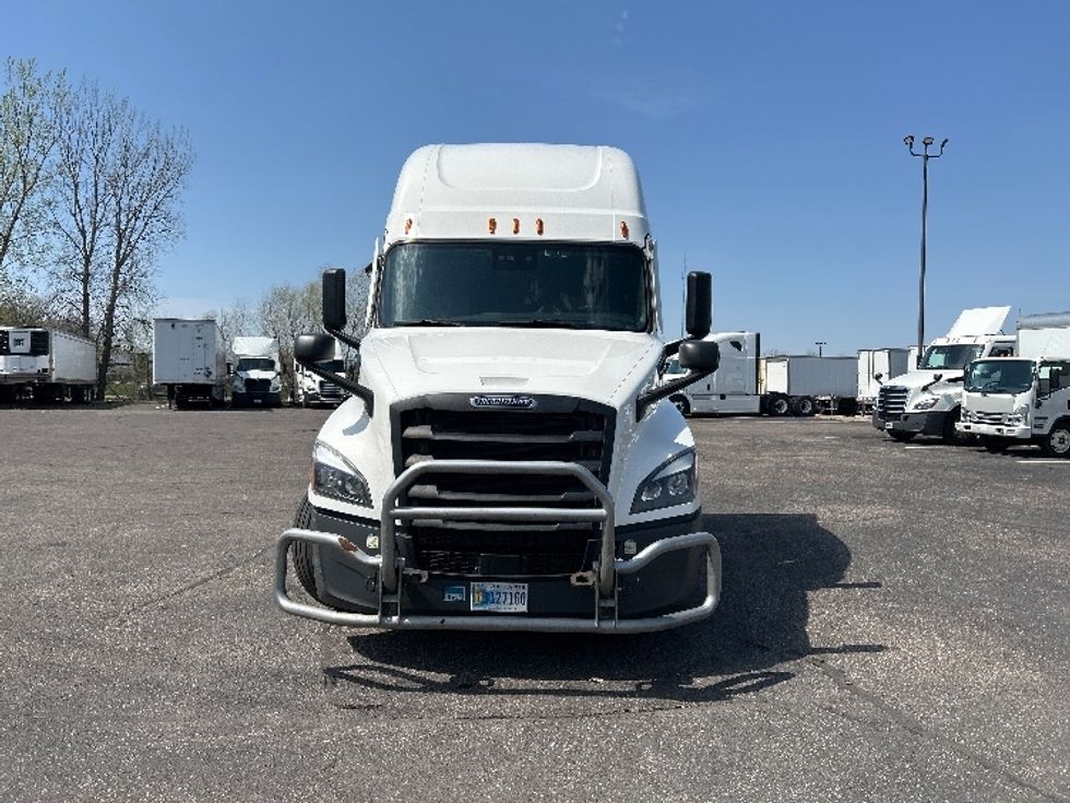 Sleeper Tractor-Heavy Duty Tractors-Freightliner-2022-T12664ST-Brooklyn Park-MN-555,561\n\t\tmiles-$ 60,000 - Image 2
