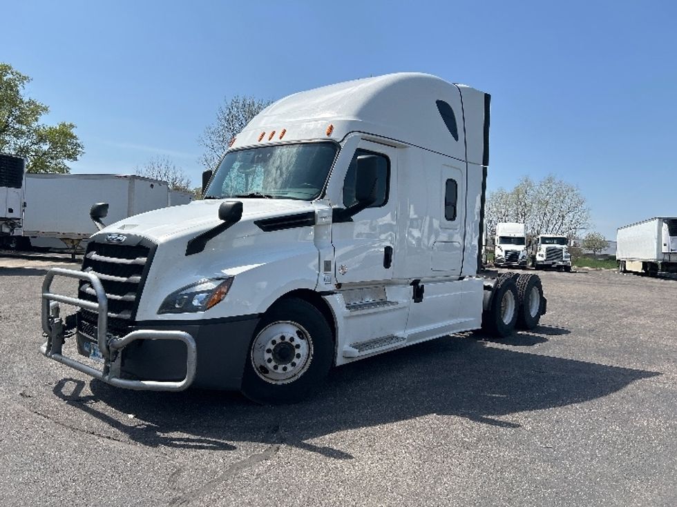 Sleeper Tractor-Heavy Duty Tractors-Freightliner-2022-T12664ST-Brooklyn Park-MN-555,561\n\t\tmiles-$ 60,000 - Image 3