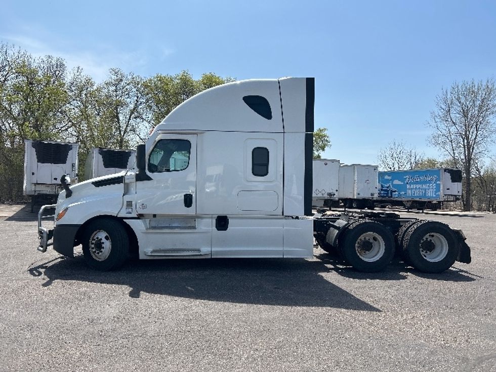 Sleeper Tractor-Heavy Duty Tractors-Freightliner-2022-T12664ST-Brooklyn Park-MN-555,561\n\t\tmiles-$ 60,000 - Image 4