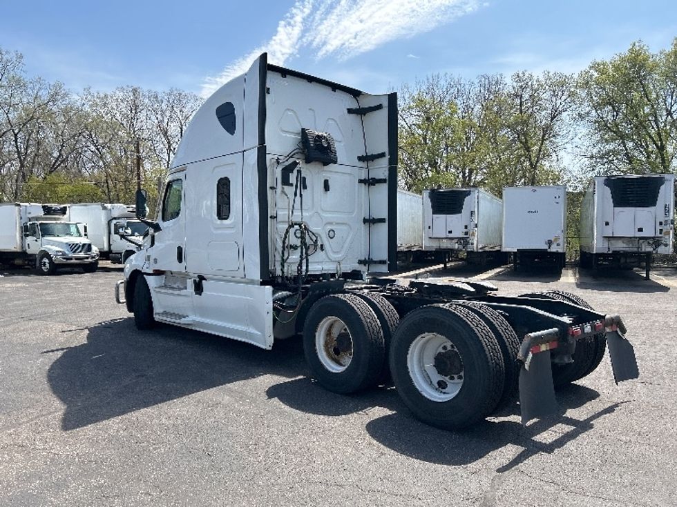 Sleeper Tractor-Heavy Duty Tractors-Freightliner-2022-T12664ST-Brooklyn Park-MN-555,561\n\t\tmiles-$ 60,000 - Image 5