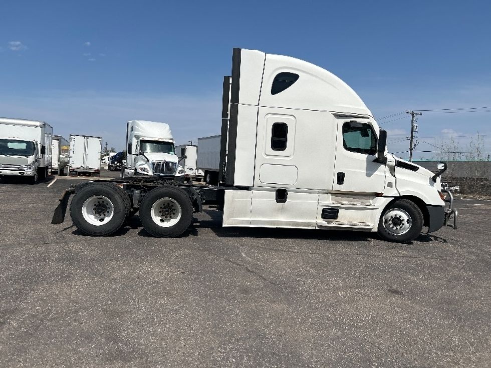 Sleeper Tractor-Heavy Duty Tractors-Freightliner-2022-T12664ST-Brooklyn Park-MN-555,561\n\t\tmiles-$ 60,000 - Image 8