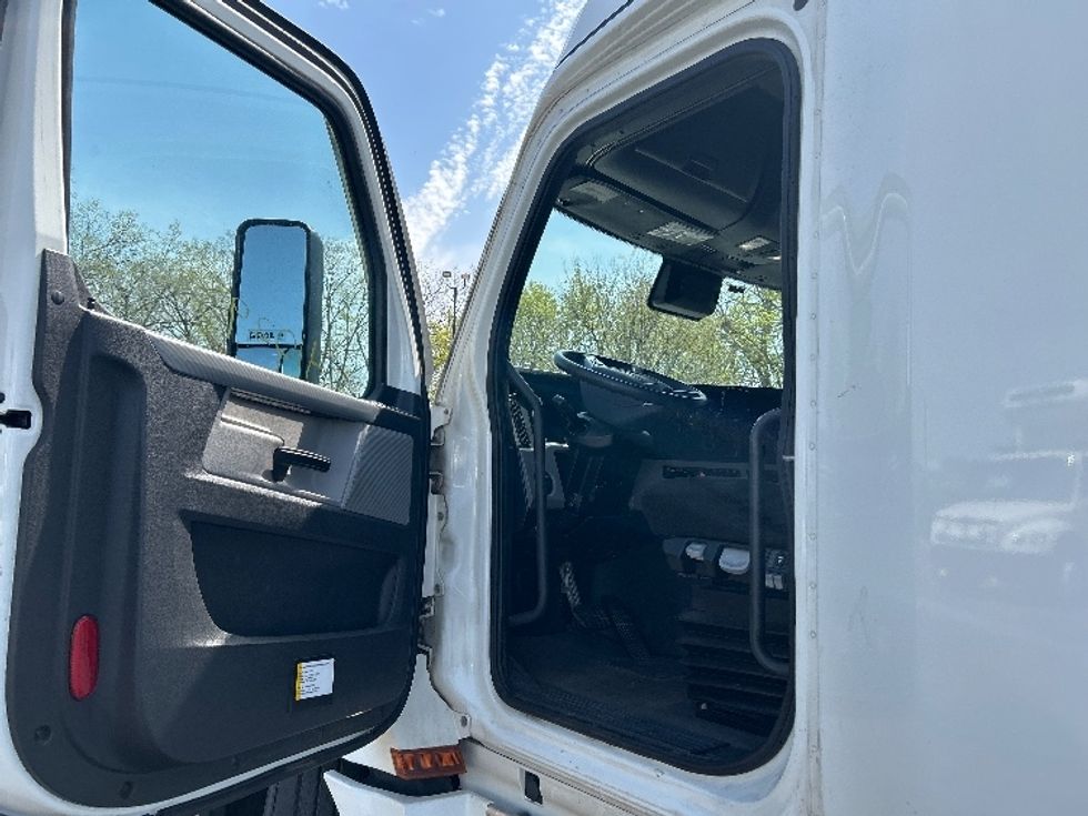 Sleeper Tractor-Heavy Duty Tractors-Freightliner-2022-T12664ST-Brooklyn Park-MN-555,561\n\t\tmiles-$ 60,000 - Image 9