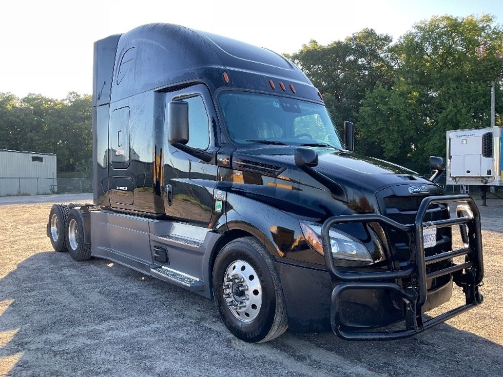 Sleeper Tractor-Heavy Duty Tractors-Freightliner-2022-T12664ST-Brooklyn Park-MN-557,387\n\t\tmiles-$ 74,750 - Image 1