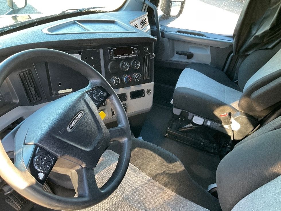 Sleeper Tractor-Heavy Duty Tractors-Freightliner-2022-T12664ST-Brooklyn Park-MN-557,387\n\t\tmiles-$ 74,750 - Image 10