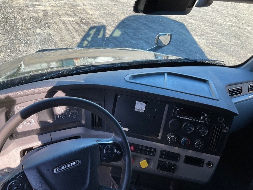 Sleeper Tractor-Heavy Duty Tractors-Freightliner-2022-T12664ST-Brooklyn Park-MN-557,387\n\t\tmiles-$ 74,750 - Image 11