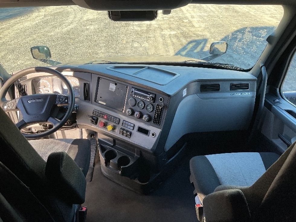 Sleeper Tractor-Heavy Duty Tractors-Freightliner-2022-T12664ST-Brooklyn Park-MN-557,387\n\t\tmiles-$ 74,750 - Image 12