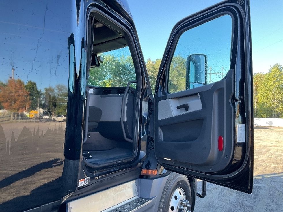 Sleeper Tractor-Heavy Duty Tractors-Freightliner-2022-T12664ST-Brooklyn Park-MN-557,387\n\t\tmiles-$ 74,750 - Image 13