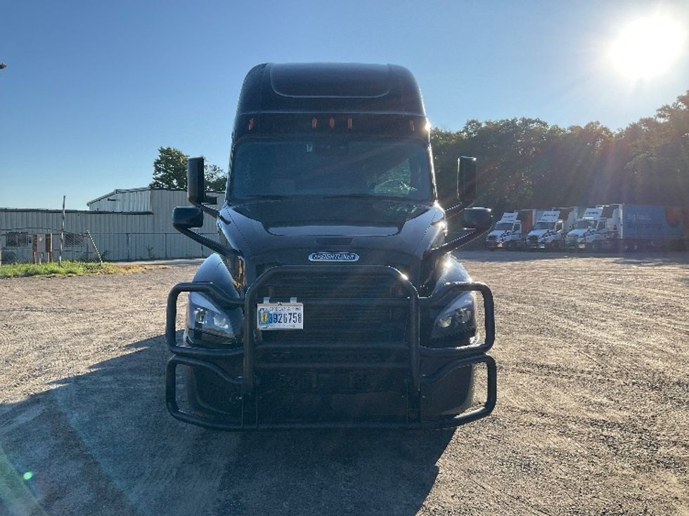 Sleeper Tractor-Heavy Duty Tractors-Freightliner-2022-T12664ST-Brooklyn Park-MN-557,387\n\t\tmiles-$ 74,750 - Image 2