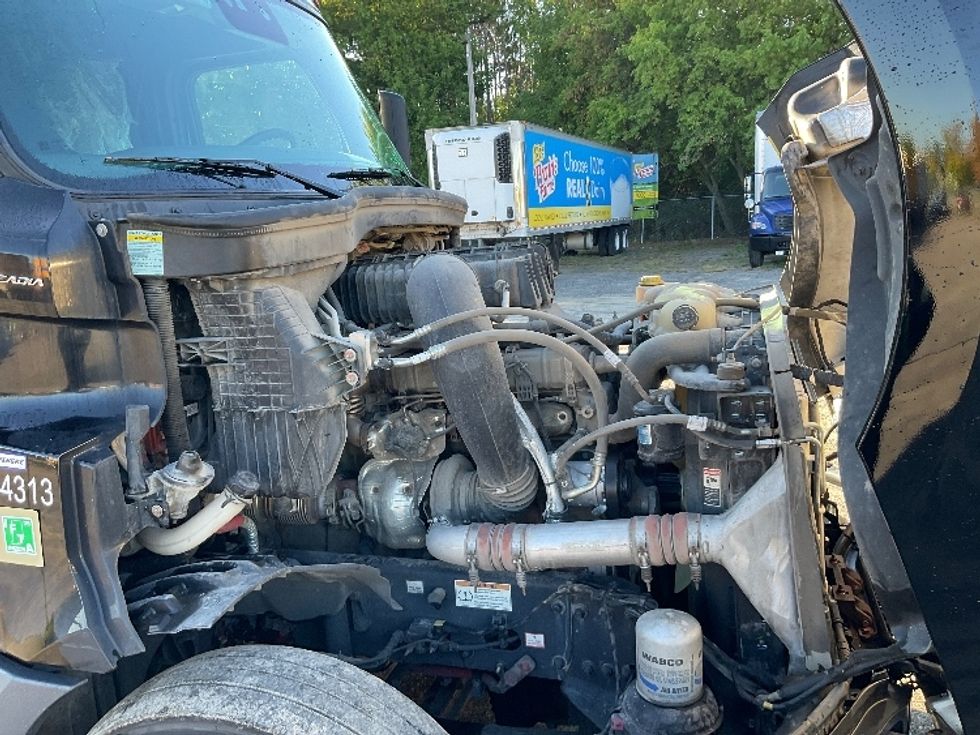 Sleeper Tractor-Heavy Duty Tractors-Freightliner-2022-T12664ST-Brooklyn Park-MN-557,387\n\t\tmiles-$ 74,750 - Image 20