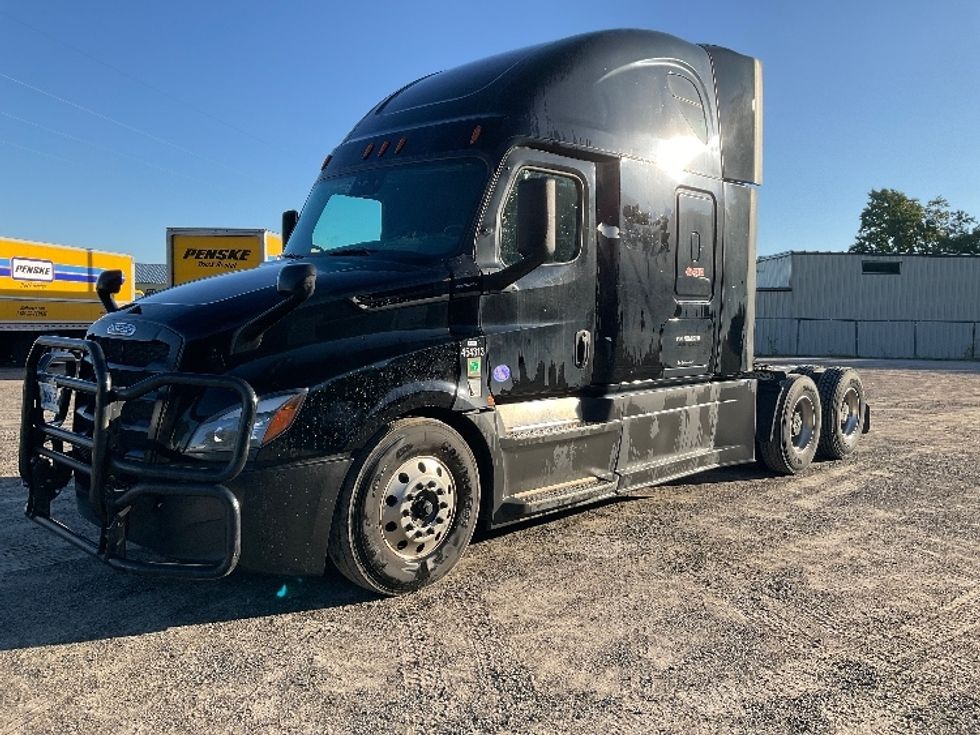 Sleeper Tractor-Heavy Duty Tractors-Freightliner-2022-T12664ST-Brooklyn Park-MN-557,387\n\t\tmiles-$ 74,750 - Image 3